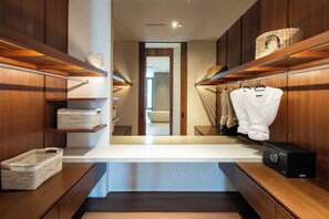 Villa, vista al jardín | Baño | Secadora de cabello, batas, pantuflas, bidet 