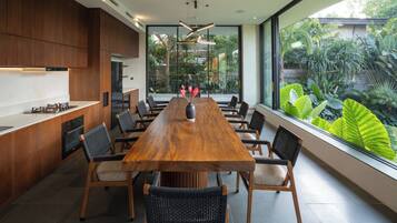 Villa, vista al jardín | Comedor