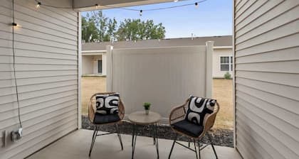 Modern New Build 12BR 12BA w Garage Patio