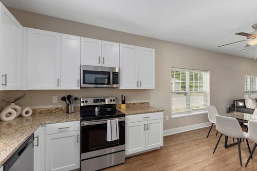 Modern New Build 12BR 12BA w Garage Patio