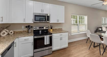 Modern New Build 12BR 12BA w Garage Patio