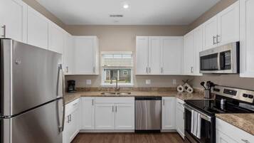 Kühlschrank, Mikrowelle, Ofen, Herdplatte