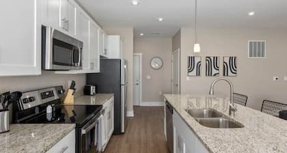 Modern New Build 12BR 12BA w Garage Patio