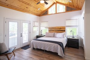 4 slaapkamers, een bureau, een strijkplank/strijkijzer, gratis wifi