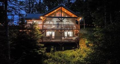 Beautiful 4-bedroom, 3-bathroom Mountain Getaway - Hot Tub + Mountain Views!