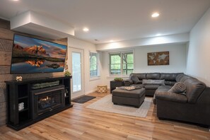 Smart TV, chimenea y oficina 