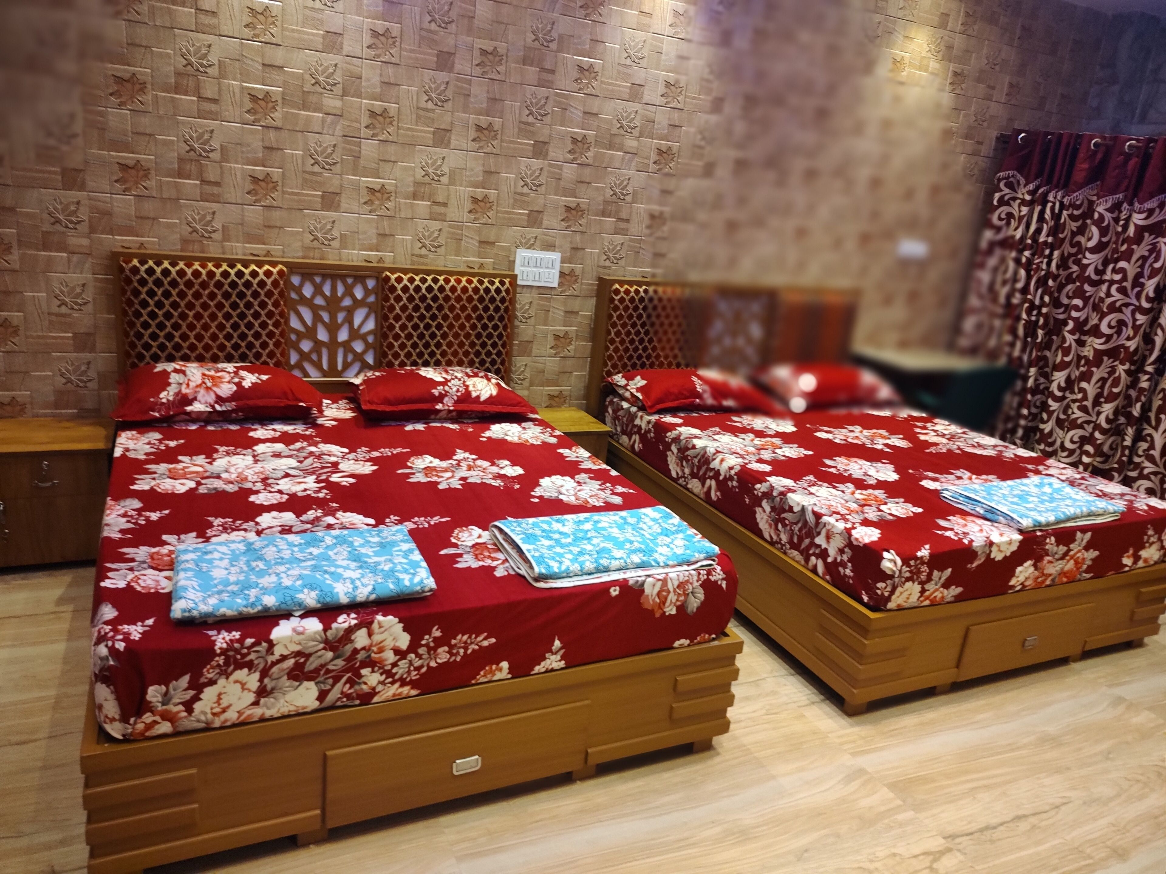 2 chambres, coffres-forts dans les chambres, bureau