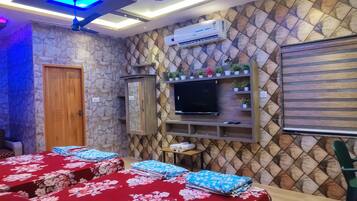 2 bedrooms, in-room safe, desk, iron/ironing board