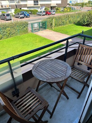 Outdoor dining - Superbe Appartement F2 50 m de la mer (Courseulles-sur-Mer)