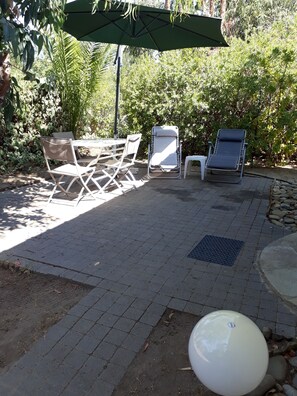 Outdoor dining - Studio à la Mer. Calme . Dans un Cadre de Verdure (Canale di verde)