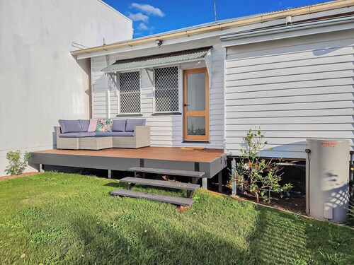 3-bedroom house in charming North Toowoomba with WiFi, AC