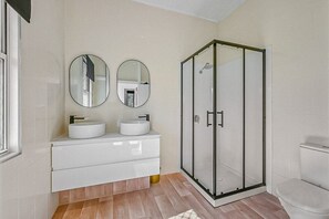 Een douche, een haardroger, handdoeken, zeep