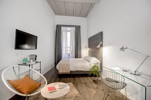 Habitación básica doble | Minibar, escritorio, wifi gratis y ropa de cama