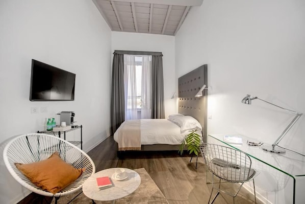 Quarto casal básico | 1 quarto, frigobar, escrivaninha, Wi-Fi de cortesia