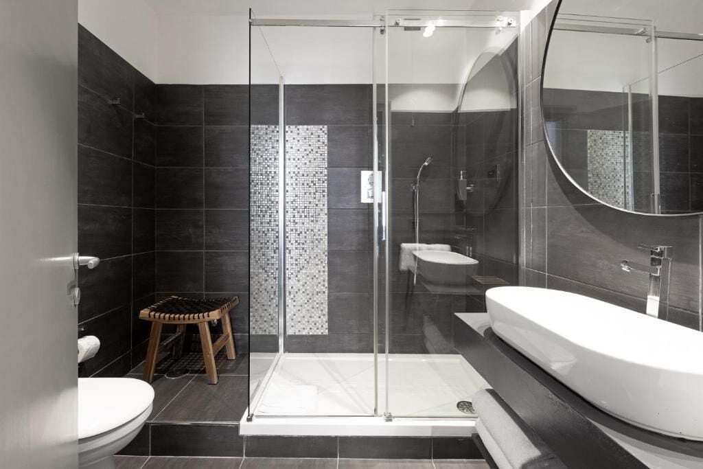Basic Double Room | Bathroom | Hair dryer, towels, soap, shampoo
