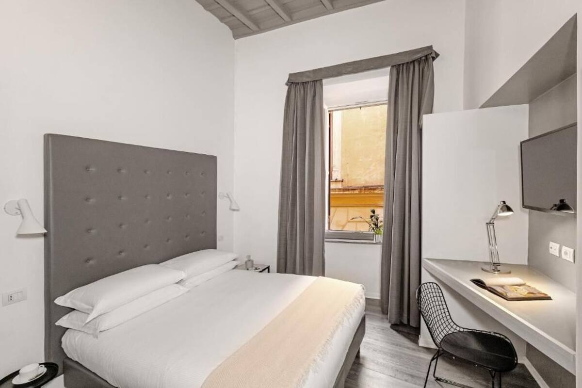 Basic Double Room | Minibar, desk, WiFi (free), bed sheets
