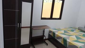 Kamar Double Basic | Ruang kerja ramah laptop, Wi-Fi gratis, dan seprai linen
