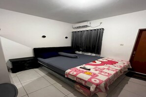 Deluxe Double Room | Laptop workspace, free WiFi, bed sheets - Hotel O Flamboyan Harapan Indah (Bekasi)