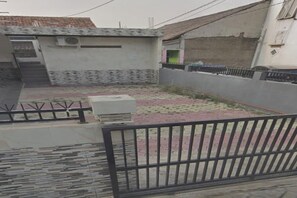 Free self-parking - Hotel O Flamboyan Harapan Indah (Bekasi)