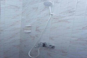 Kamar Double Deluks | Kamar mandi | Shower dan handuk