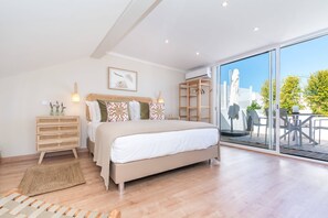 2 bedrooms, iron/ironing board, internet, bed sheets