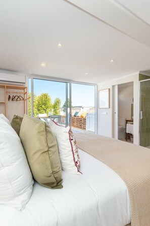 2 bedrooms, iron/ironing board, internet, bed sheets