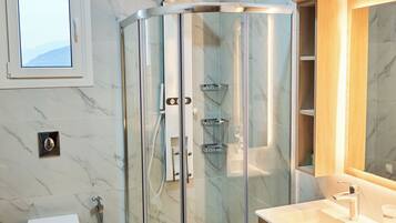 Douche, sèche-cheveux, serviettes fournies, savon