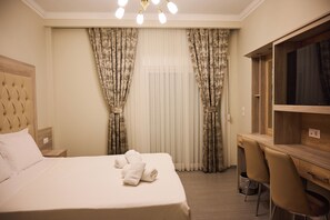 2 bedrooms, desk, free WiFi, bed sheets - Famissi Suites 1 (Kalampaka)