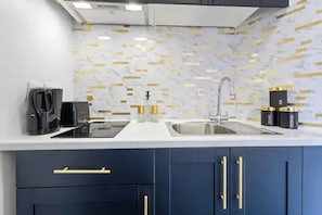 Fridge, microwave, stovetop, cookware/dishes/utensils - Kunda House JQ- Apt 1 (Birmingham)