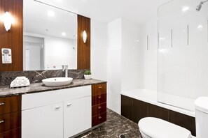 Bruser, hårtørrer, håndklæder, Sæbe