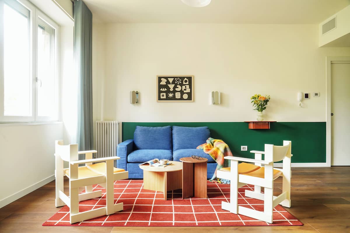 1 Bedroom Apartment, Sofa Bed | Woonruimte | Een 43-inch smart-tv met satellietzenders