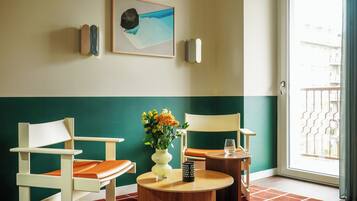 M Studio, Kitchenette, Balcony, Living | Wohnbereich | 43-Zoll-Smart-TV mit Satellitenempfang