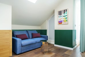 XL Studio,Kitchenette, Balcony, Sofa Bed | Περιοχή καθιστικού | Τηλεόραση Smart 43 ιντσών με δορυφορικά κανάλια