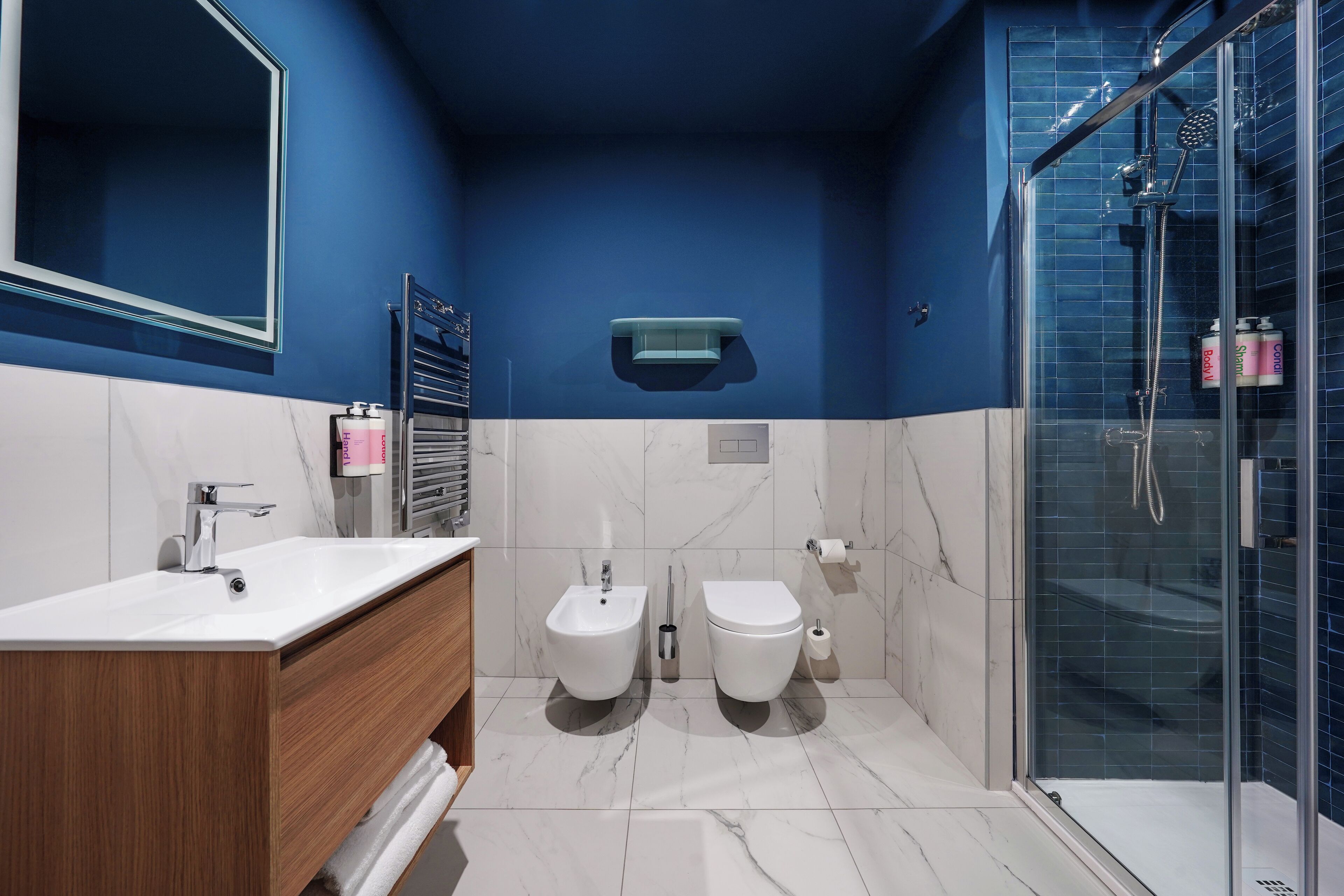 Dusche, umweltfreundliche Kosmetikartikel, Haartrockner, Bidet