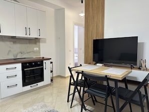 Fridge, microwave, oven, stovetop - Cobalt Apartments. 1-bedroom apartment in Vlora. (Vlora)