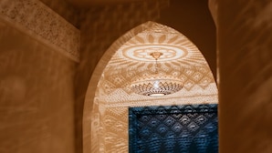 An arched doorway with intricate patterns and a blue door. - Superior Plus room with communal pool Ma12 (Ciudad de Panamá)