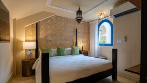A bedroom with a large bed, a nightstand, a lamp, and a decorative wall with a geometric pattern. - Superior Plus room with communal pool Ma12 (Ciudad de Panamá)