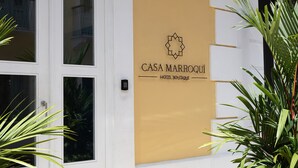A building facade with a sign reading "CASA MARROQUI HOTEL BOUTIQUE". - Superior room with communal pool Ma10 (Ciudad de Panamá)