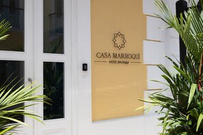 Fachada de um edifício com uma placa indicando 