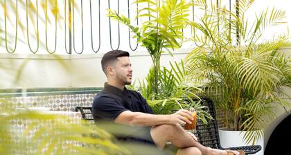 Superior room with communal pool Ma10