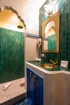 Dusche, Haartrockner, Handtücher