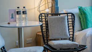 A room with a round table, two chairs, a bed, and a wall-mounted light fixture. - Balcony Superior with communal pool Ma8 (Ciudad de Panamá)