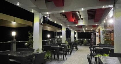 Spacious 5-bedroom hotel in awesome Hilongos with WiFi, AC