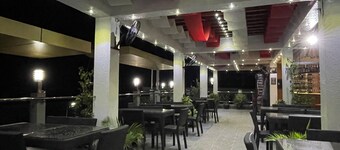 Spacious 5-bedroom hotel in awesome Hilongos with WiFi, AC