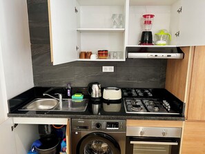 Frigorífic, forn, placa de cuina i cafetera i tetera