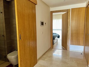 1 dormitori, caixa forta a l'habitació i planxa i posts de planxar