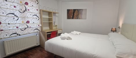3 chambres, fer et planche à repasser, Wi-Fi gratuit, draps fournis