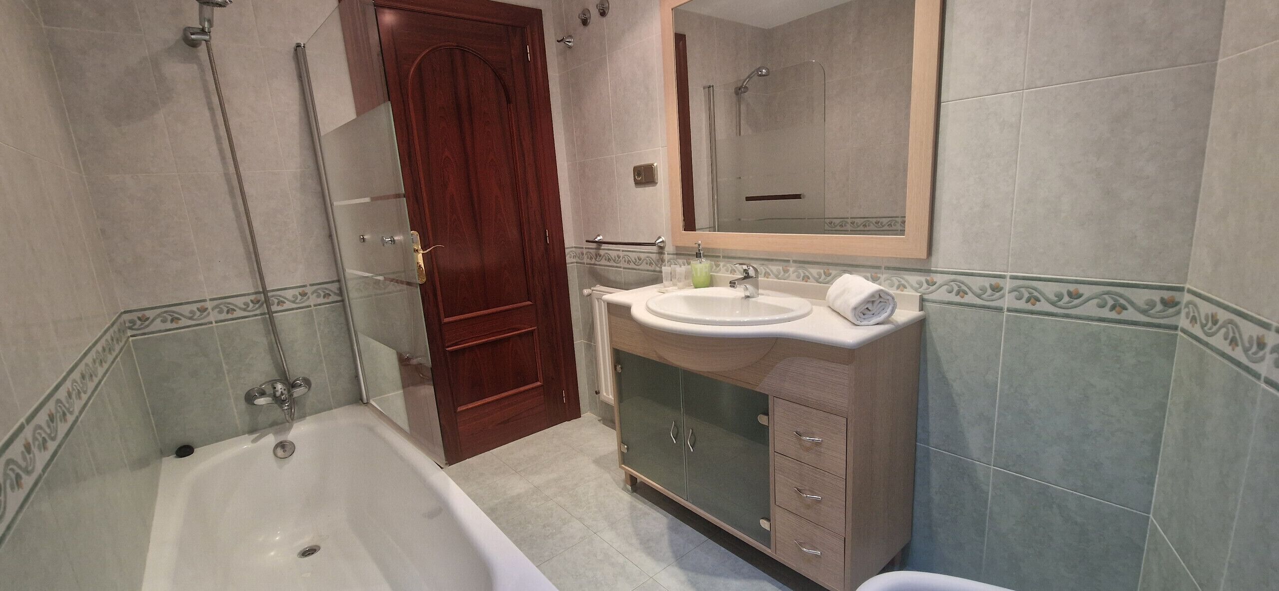 Een douche, een haardroger, handdoeken