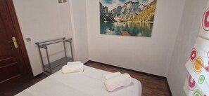 3 slaapkamers, een strijkplank/strijkijzer, gratis wifi, beddengoed