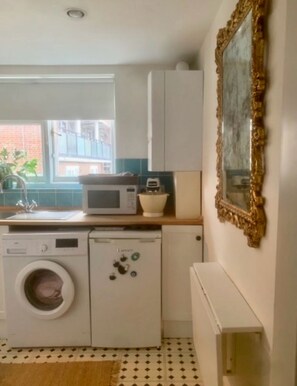 ثلاجة، ميكروويف، فرن، موقد طهي مسطح